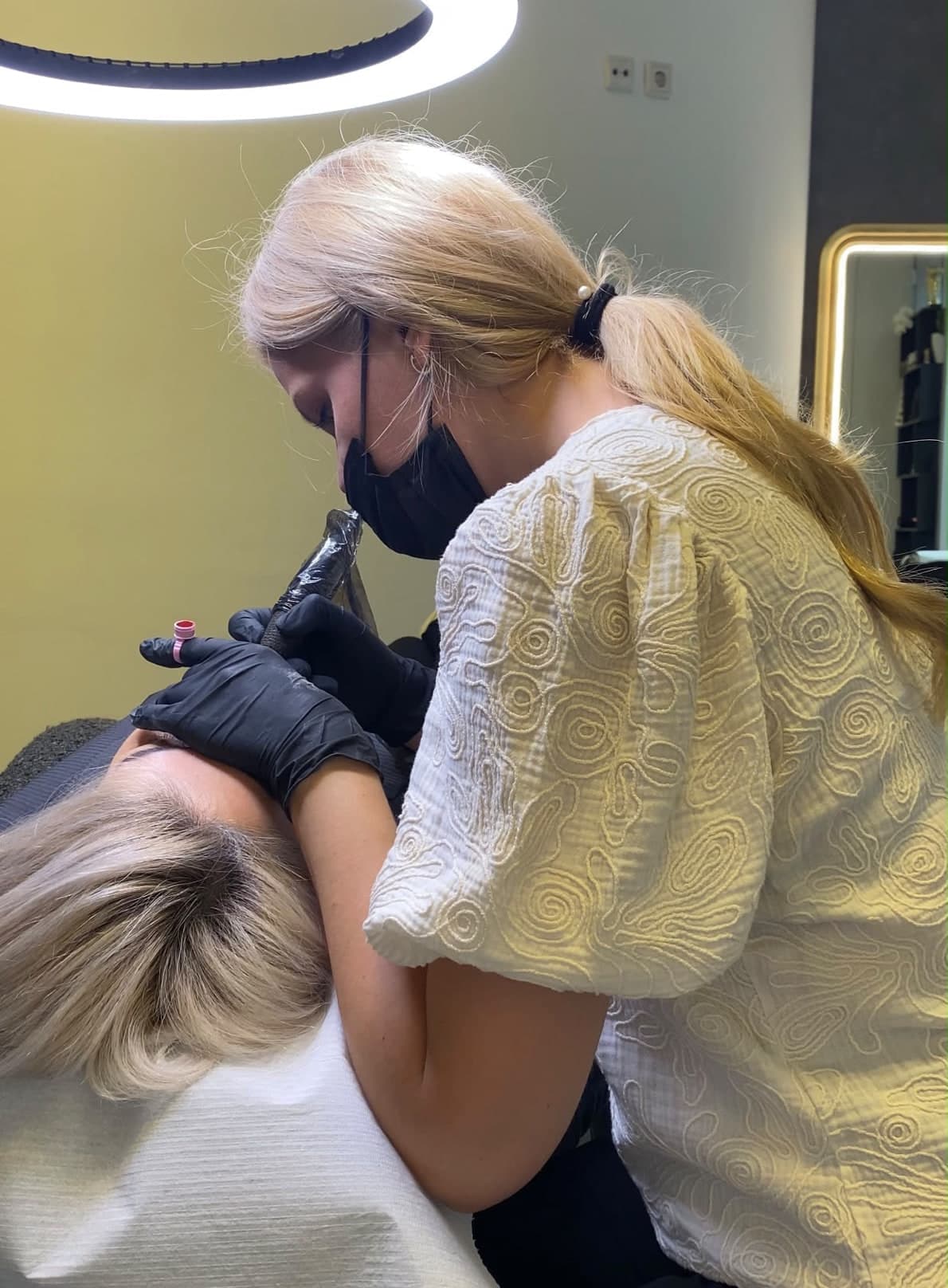 Irena Lisauske bei der Arbeit an einer Permanent-Make-up-Behandlung